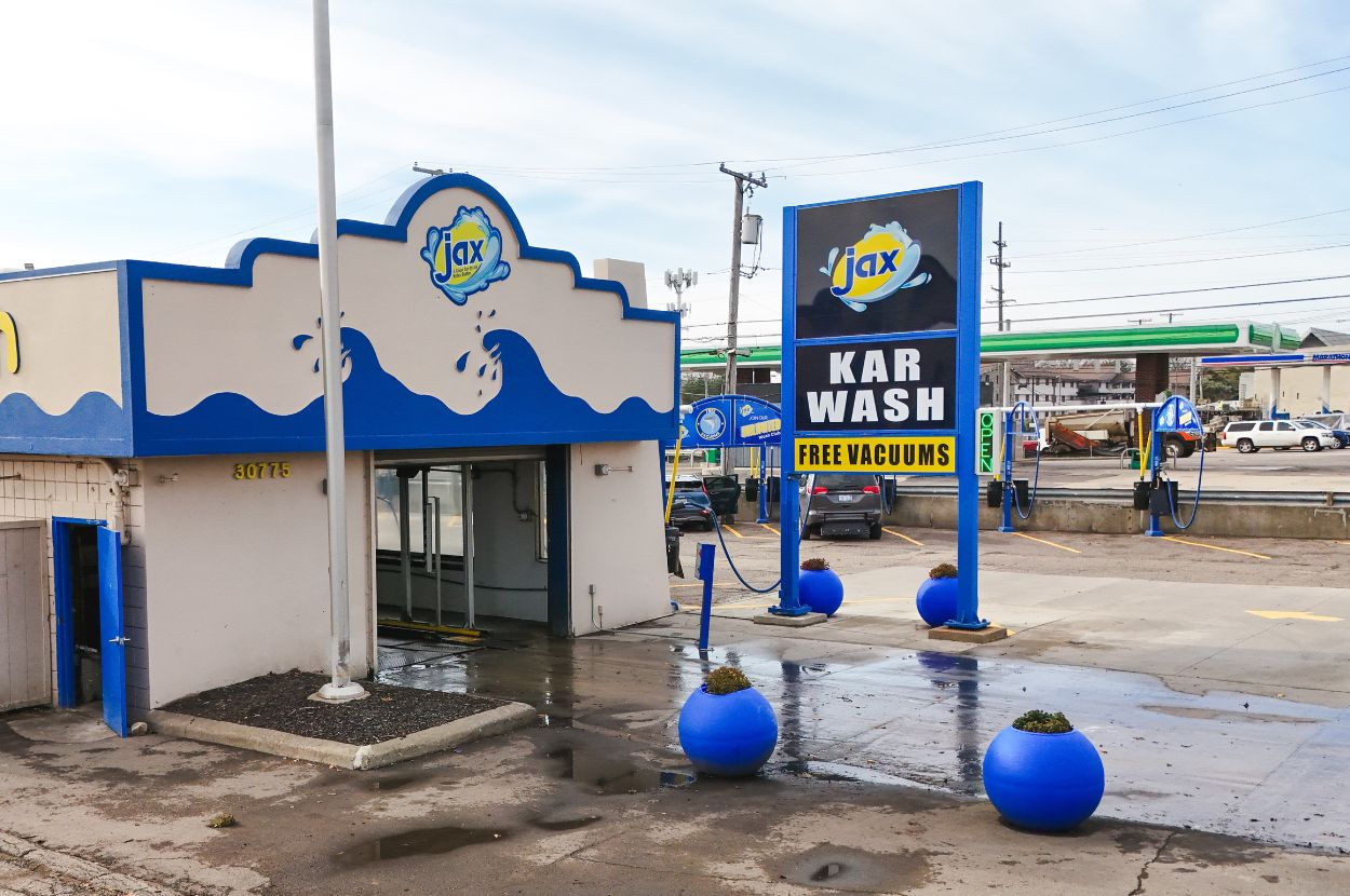 Jax Kar Wash West Bloomfield exterior and vacuums