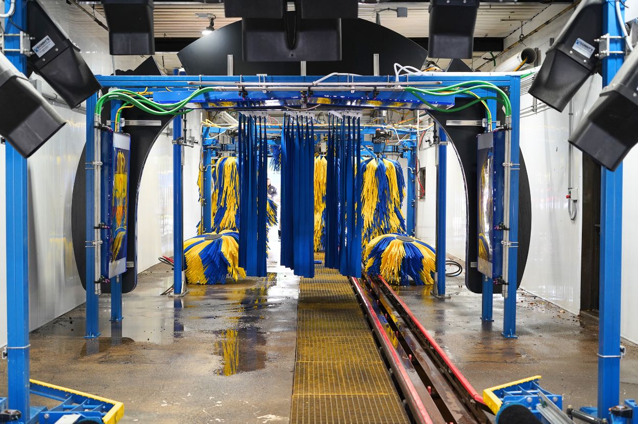 Interior car wash tunnel with brushes and automated cleaning equipment